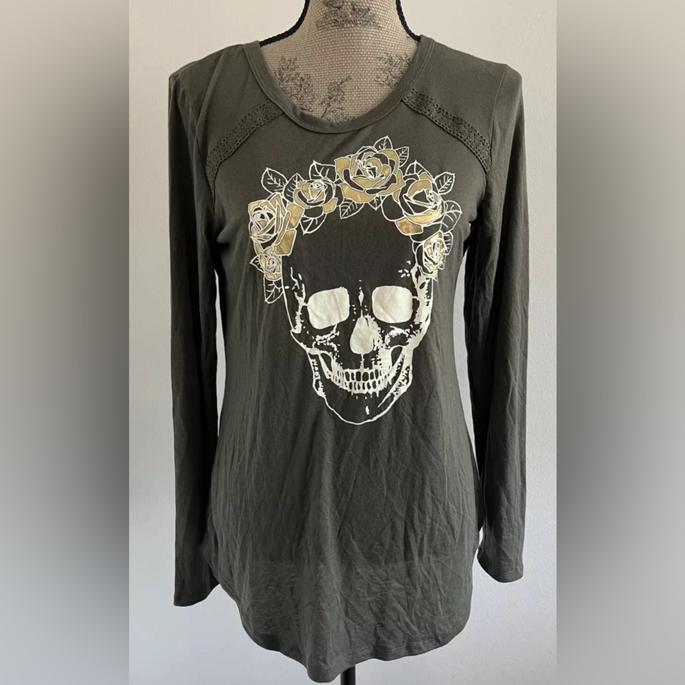 JERRY LEIGH JUNIORS LONG SLEEVE SKULL & GOLD ROSES KEY HOLE BACK T-SHIRT MED